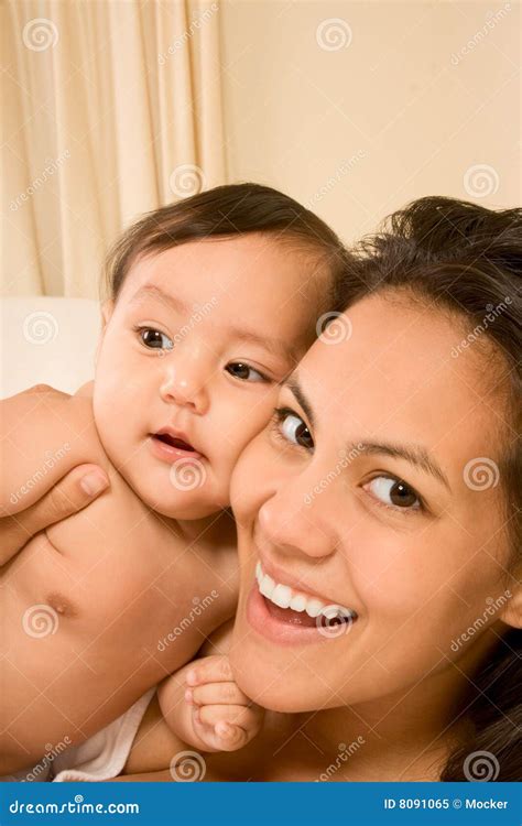 Madre Que Abraza a Su Hijo Del Bebé Imagen de archivo Imagen de