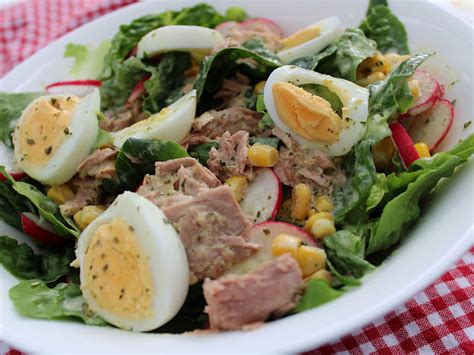 Gemischter Salat Mit Thunfisch Ei Und Joghurtdressing Von SchneeSchnee