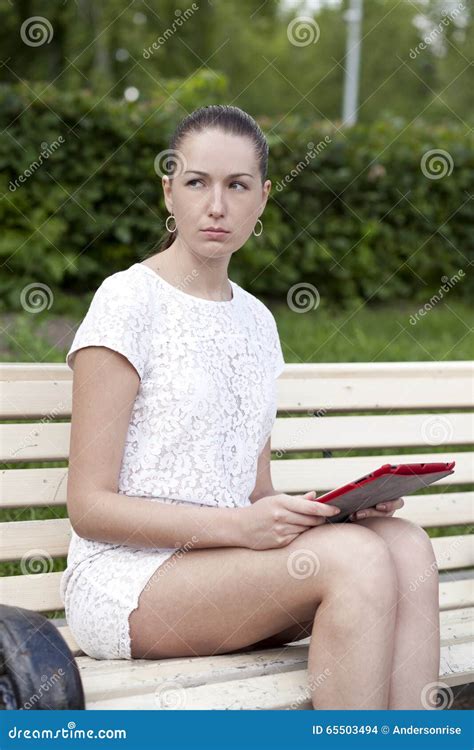 Femme Triste S Asseyant Sur Le Banc Photo Stock Image Du Libert