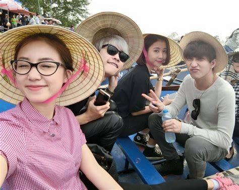 Dàn hot girl Hà Nội nhí nhảnh tạo dáng khi đi chùa Hương