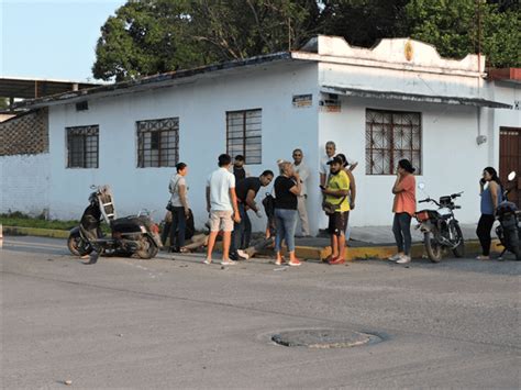 Aparatoso Accidente En Moto Deja J Venes Heridos