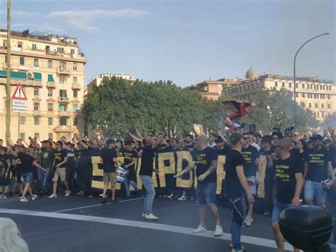 Samp Sassuolo Migliaia Di Tifosi In Corteo Fino Allo Stadio Blog Cq