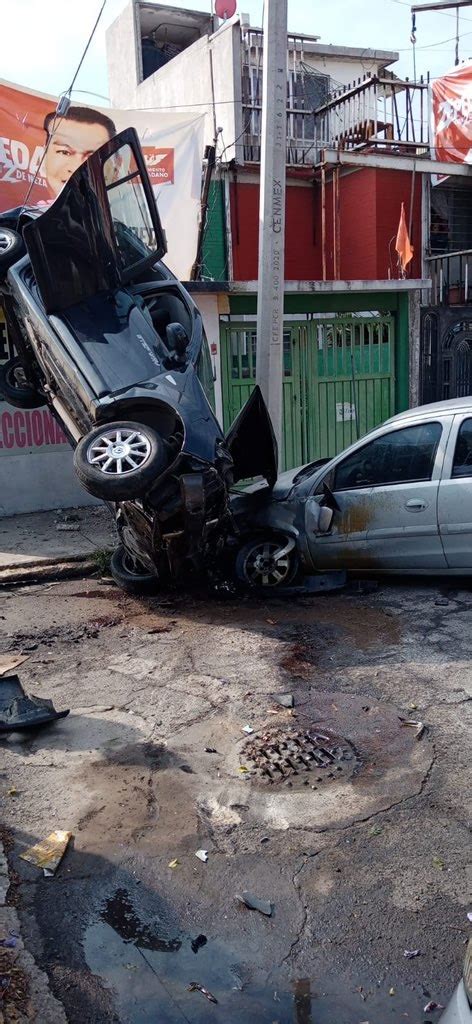 Auto Sale Volando Y Se Estrella Contra Una Casa En Nezahualc Yotl