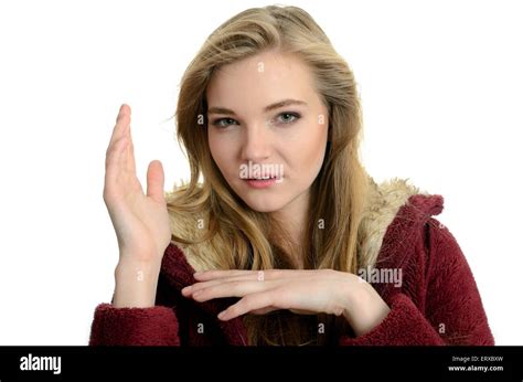 Les jeunes blonde model wearing red top Modèle féminin avec des mains geste Photo Stock Alamy