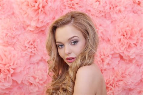 Portrait De La Belle Femme Blonde Photo Gratuite