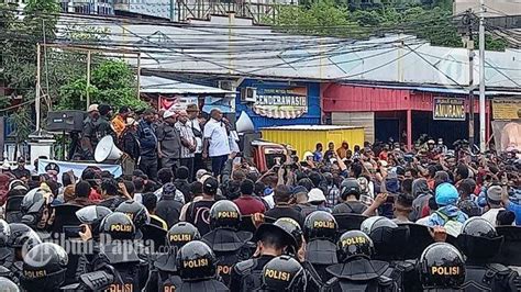 100 Personel Brimob Polda Maluku Bantu Amankan Demo Aksi Bela Lukas