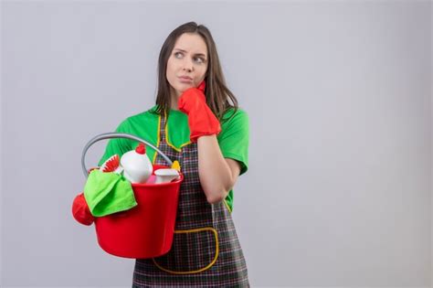 Penser Le Nettoyage De Jeune Fille En Uniforme Dans Des Gants Rouges