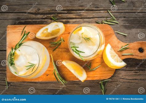 Acqua Tonica Con Il Limone Ed I Rosmarini Immagine Stock Immagine Di