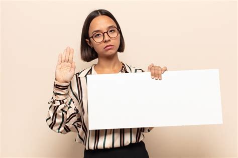 Mujer Latina Joven Que Parece Seria Severa Disgustada Y Enojada Mostrando La Palma Abierta