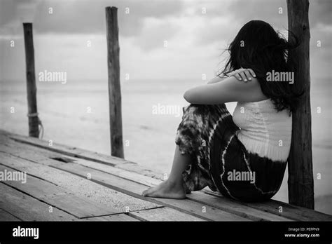 Noir Et Blanc De Triste Et Solitaire Femme Assise Seule Sur Un Pont De