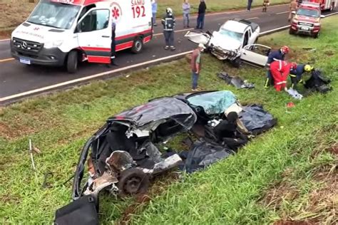 Carro Parte Ao Meio Em Acidente Na Pr Cinco Pessoas Morreram