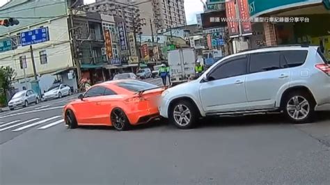 2奧迪禮讓行人遭後車撞 兩車女駕駛氣噗噗下車理論｜東森新聞：新聞在哪 東森就在哪裡