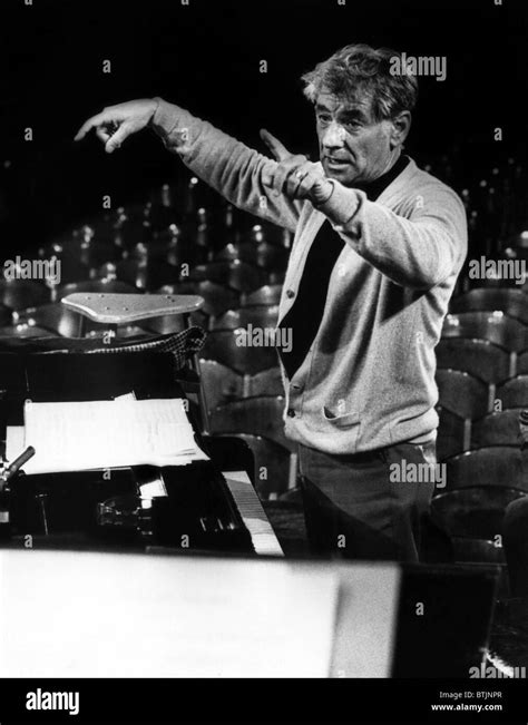 Leonard bernstein conducting hi-res stock photography and images - Alamy