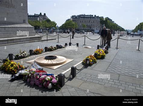 Unter Dem Arc De Triomphe Das Grab Des Unbekannten Soldaten Aus Dem