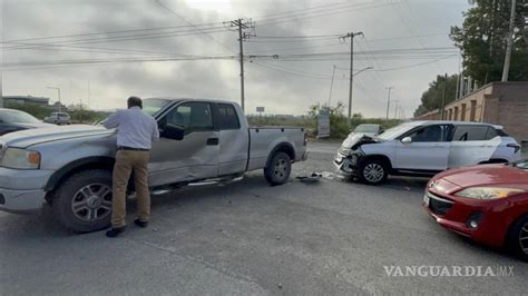 Se Atraviesa Sin Precauci N Choca Y Deja A Conductora Lesionada Al