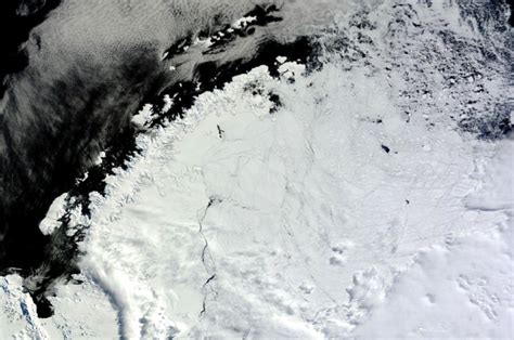 A Giant Hole Just Opened Up In Antarctica Thats Got Scientists Stumped