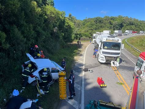 Mulher morre em colisão entre carro e caminhão Revista Nossa