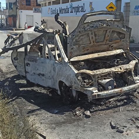 Assista Carro pega fogo e explode na Rua Tomé de Souza em Feira de