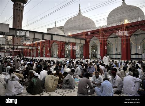 Karachi 7th June 2016 Pakistani Muslims Break Their Fast At A Mosque