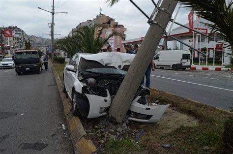 Yoldan Kan Otomobil Orta Ref Jdeki Elektrik Dire Ine Arpt Yaral