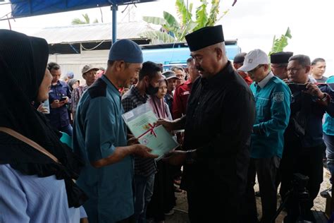 Bupati Serahkan Sertifikat Hak Atas Tanah Masyarakat Semangko