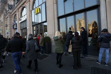 Milano Allarme Terrorismo Evacuato Il McDonald S Di Piazza Duomo La