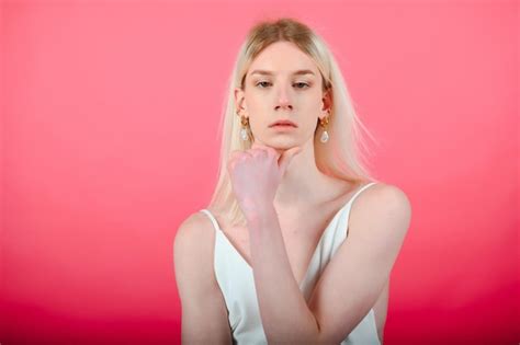 Joven gay de años con maquillaje aislado en un retrato de estudio de fondo coloreado gente