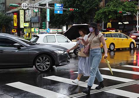 禮讓行人新制上路（1）圖 中央通訊社 Line Today