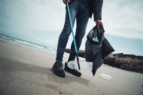 Hombre Que Recoge La Basura En La Playa Imagen De Archivo Imagen De