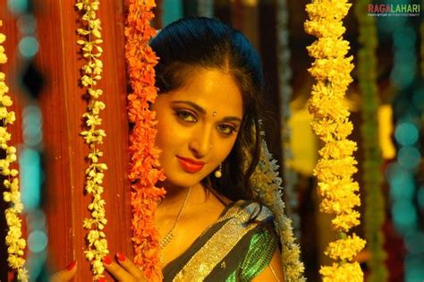 Bollywood Actress Wallpapers DESI HOT MASALA PICS Of Telugu Actress ANUSHKA SHETTY Spicy Photos