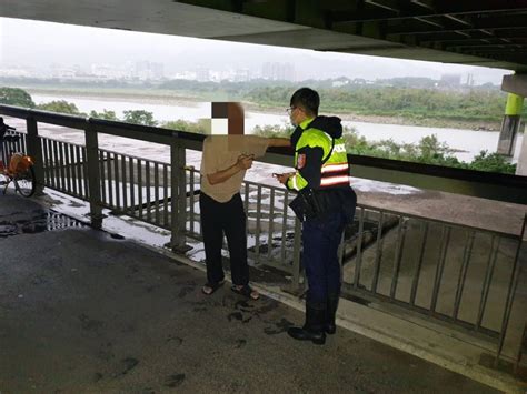 樹林暖警伴雨中迷途老翁找到回家的路 中華日報 Line Today