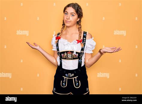 Junge schöne blonde deutsche Frau mit blauen Augen in traditionellen oktoberfest Kleid