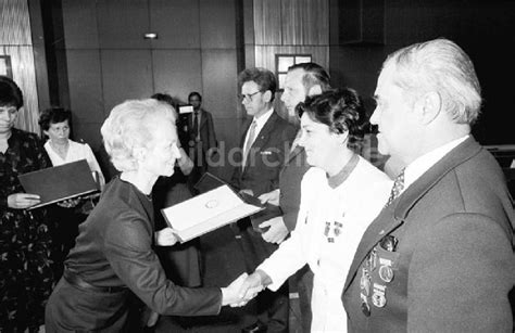 Ddr Bildarchiv Berlin Mitte Margot Honecker Berreicht Auszeichnung