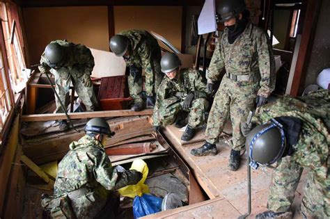 屋根から窓から自衛隊、能登半島地震で救助場面の動画を公開 産経ニュース