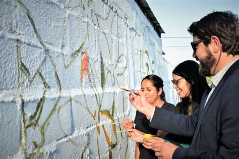 Pintando Nuestra Historia Vecinas Y Artistas Visuales Crean Mural