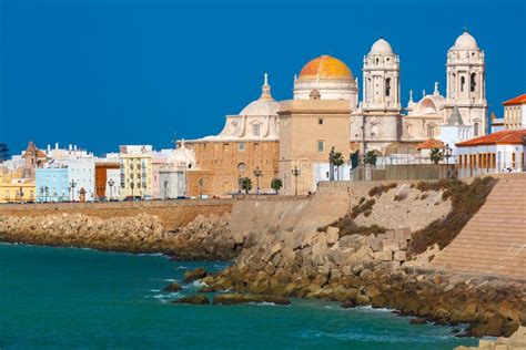 Praia E Catedral Em Cadiz A Andaluzia Espanha Foto De Stock Imagem