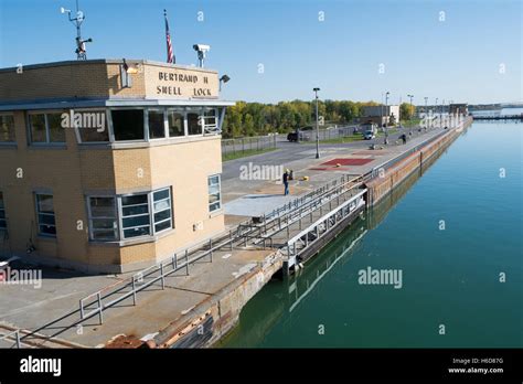 St lawrence seaway locks hi-res stock photography and images - Alamy