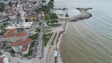 Akçakoca da yağış sonrası oluşan çamurlu su denizin rengini değiştirdi