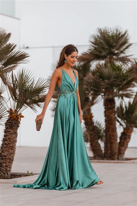 Look Invitada De Noche Vestido Verde Para Bodas De Verano