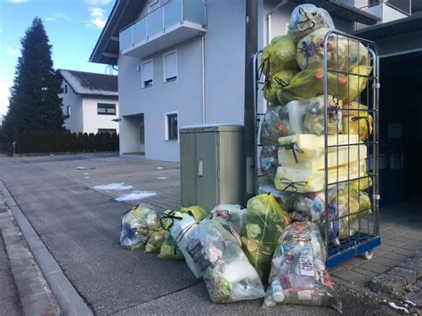 Im Landkreis M Hldorf Wachsen T Rme Von Gelben S Cken Und Der Unmut