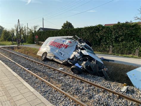 Upravo Kombi Podletio Pod Putni Ki Vlak Eljezni Ki Promet Obustavljen