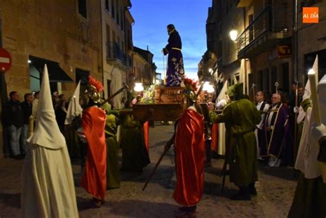 La Cofrad A De La Oraci N Del Huerto Procesiona Con La Vitola De Su