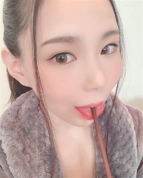 吉根ゆりあさんのインスタグラム写真 吉根ゆりあinstagram 「やたらいっぱいある食べ物で遊んでいる写真 パラパラ漫画風 吉根ゆりあ Av女優 ポッキー ポニーテールは好き