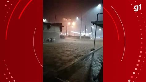 Forte chuva deixa ruas e casas alagadas em Araçuaí VÍDEO Grande