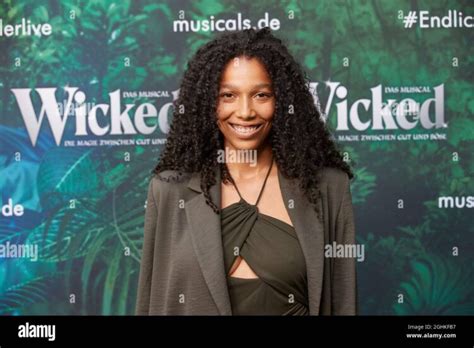 10 Hot Sexy Shari Streich Bikini Pics