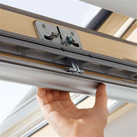 VELUX STANDART PLUS Poliüretan Beyaz Ortadan Menteşeli GLU Çatı