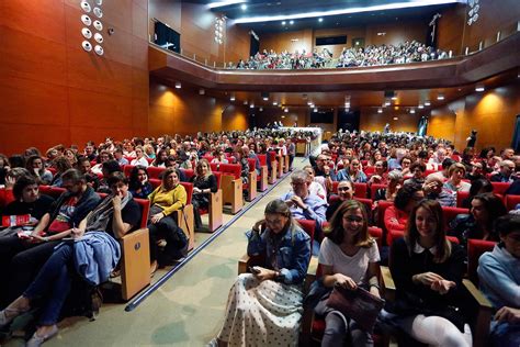 Lleno absoluto en la conferencia que Elsa Punset ofreció anoche en el