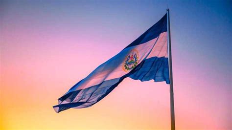 Alcaldía capitalina colocó nuevamente la bandera salvadoreña en la ...