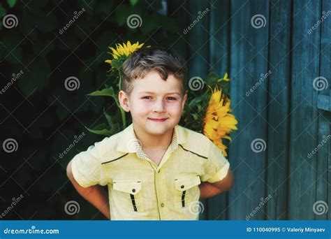 Il Bello Ragazzo Gay Sta Tenendo Un Girasole Dei Fiori Immagine Stock Immagine Di Giorno