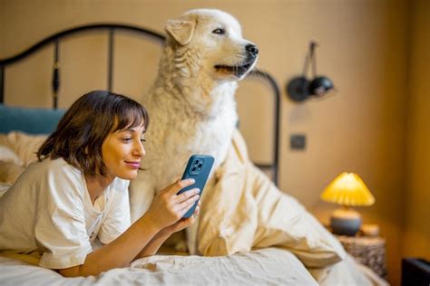 Mujer Con Su Perro Acostado En La Cama Foto Premium